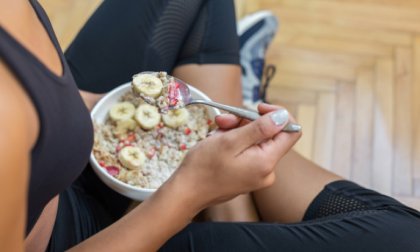 A women eating a healthy meal after a workout